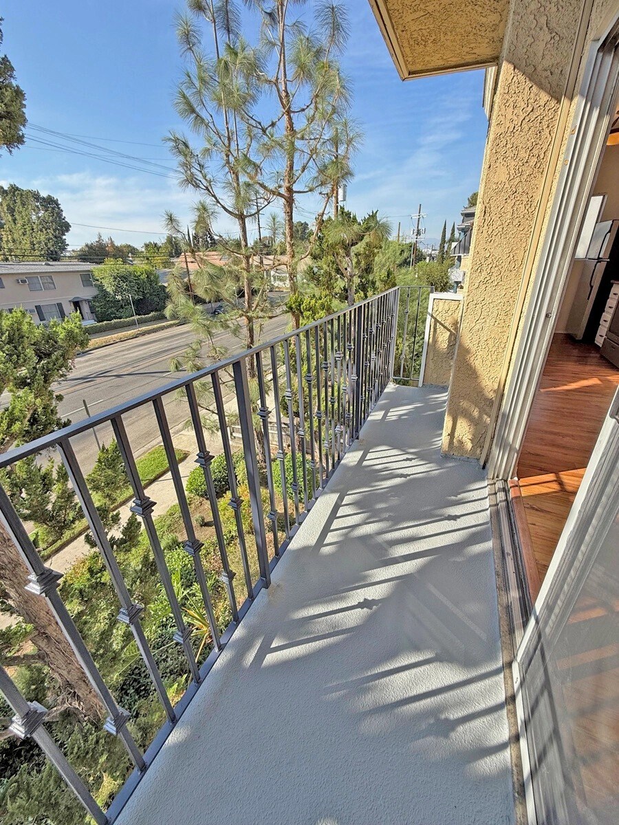 Building Photo - 5000 Whitsett Ave