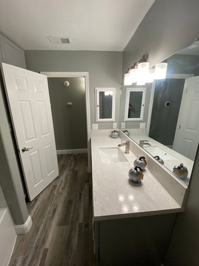 Building Photo - Gorgeous 3 BD 2 BA remodeled home availabl...