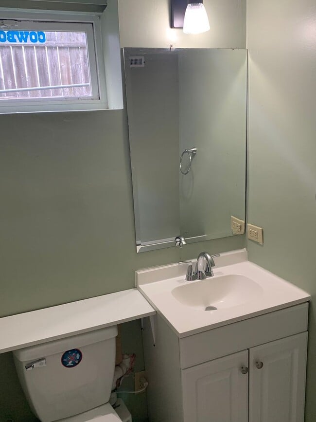 Building Photo - MOVE IN READY, APPLY NOW!!