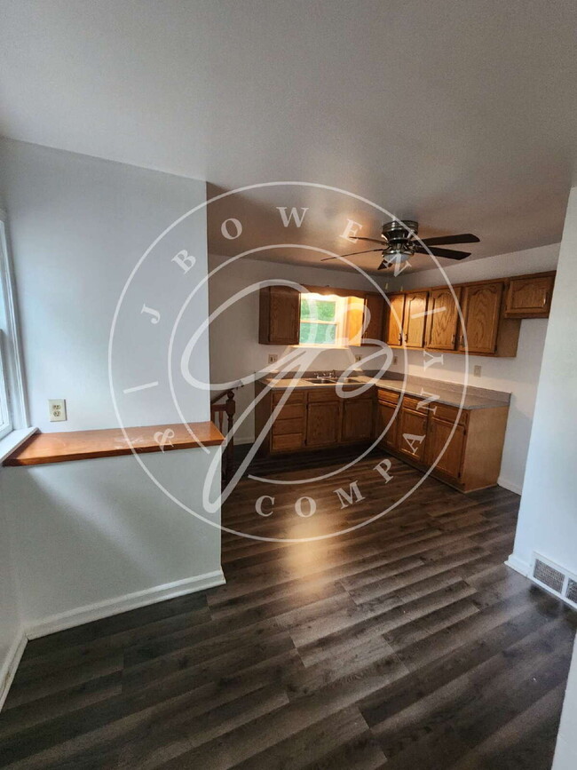 Building Photo - 2-Bedroom Gem! Large kitchen. Convienient ...