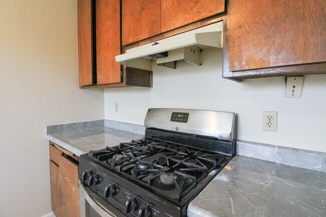 Building Photo - Updated, 2 bedroom, 1 bath apartment tucke...