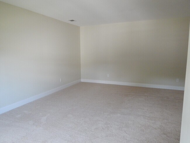 Building Photo - Spacious 6 bedroom, 4 bathroom home!