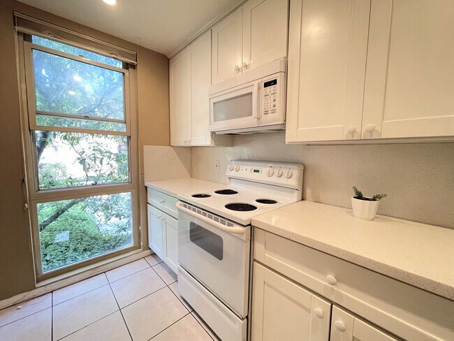 Building Photo - Spacious Condo at Collwood Villas!