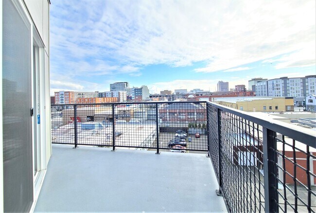 Building Photo - Everett Condo at Nautica Soundview 2 bed/2...