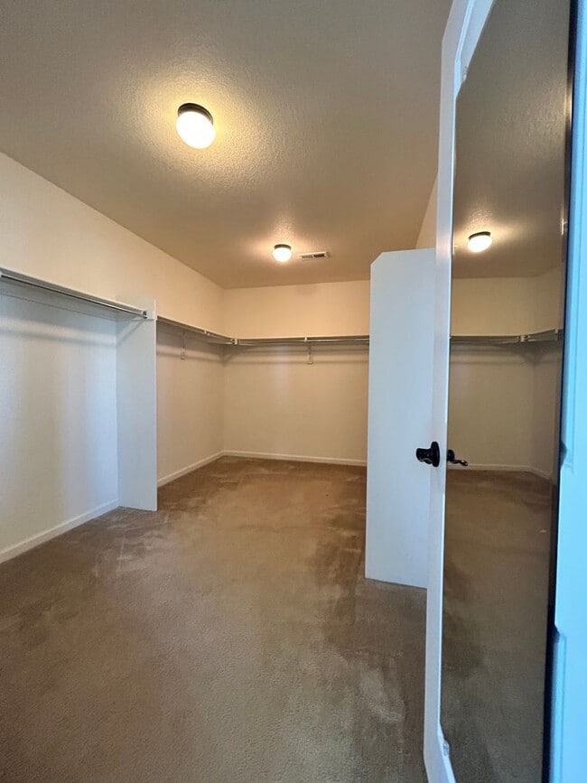 Building Photo - Spacious 5-Bedroom House with Large Fenced Yard