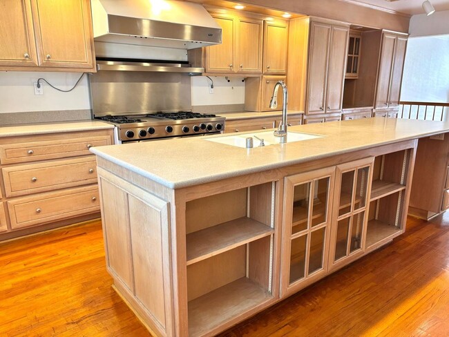 Building Photo - Welcome to this stunning 2 bedroom 2.5 bat...
