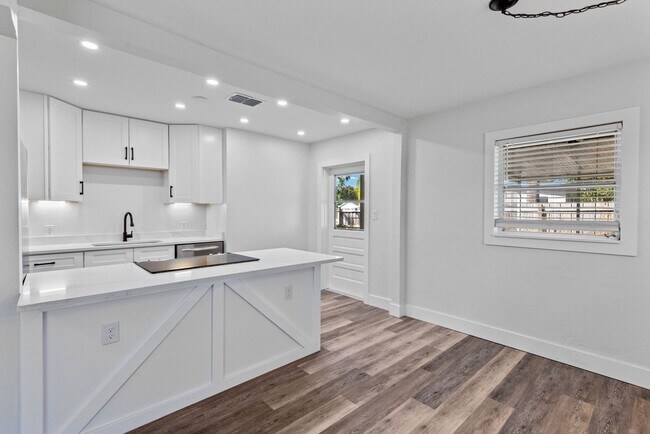 Building Photo - SFH Fort Myers 1561