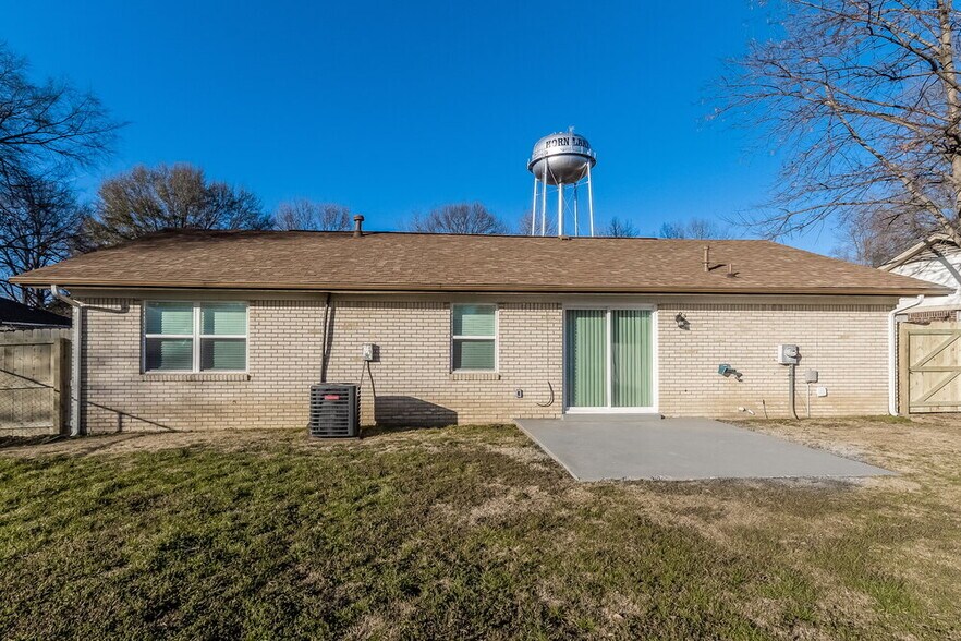 Building Photo - 5691 Briarwood Dr