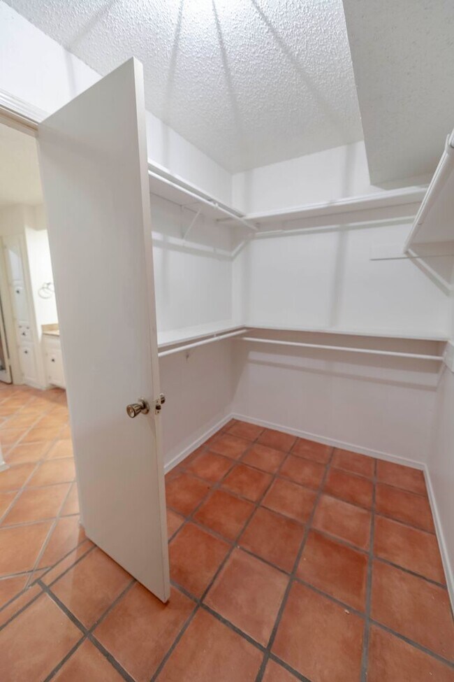 Building Photo - Charming Condo with Golf Course Views in O...