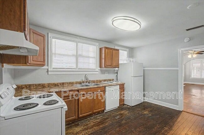 Building Photo - 633 W 35th St