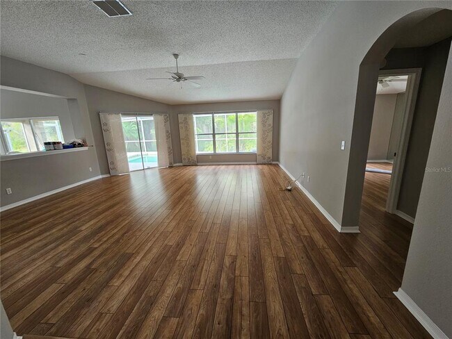 Building Photo - 2206 N Creek Ct