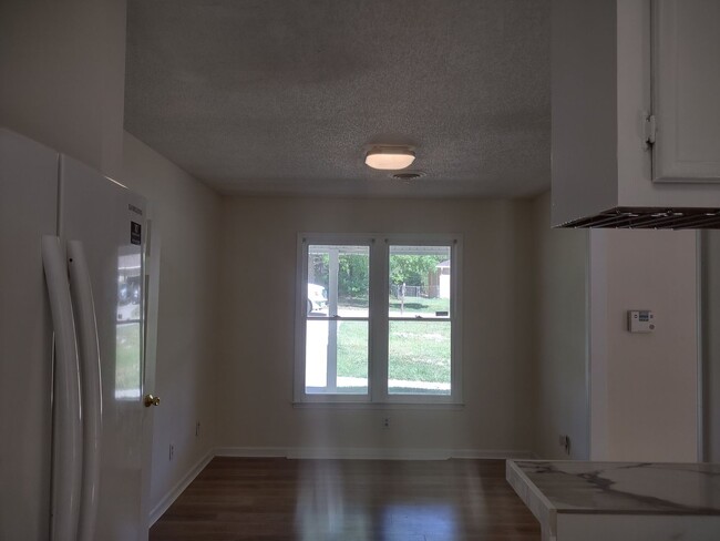 Building Photo - Wonderful Three Bedroom Home in Northeast ...