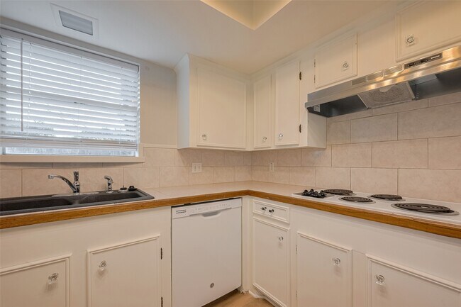 Building Photo - 605 Sorrento Dr