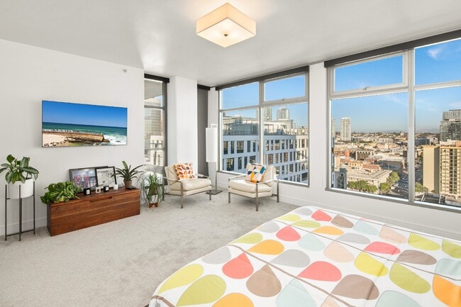 Building Photo - Luxurious 17th-Floor Renaissance Condo with Stunning City Views