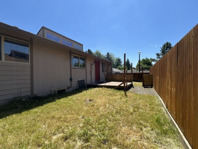 Building Photo - Bright and Airy Home with Stainless Steel Kitchen, Vaulted Ceilings & Washer + Dryer