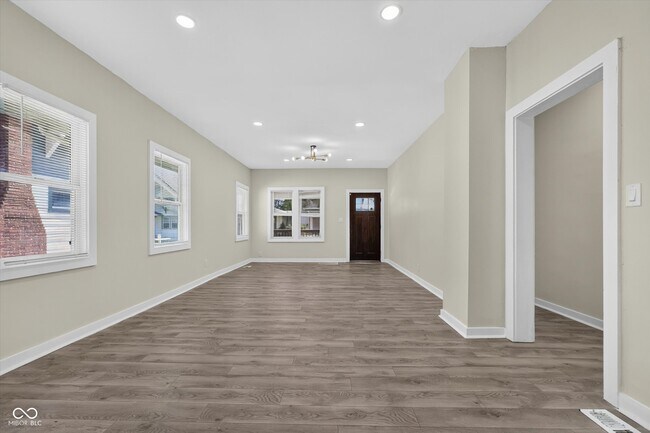 Building Photo - 320 W 39th St