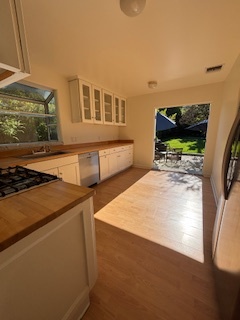 kitchen with doors to the backyard - 4969 Vincent Ave