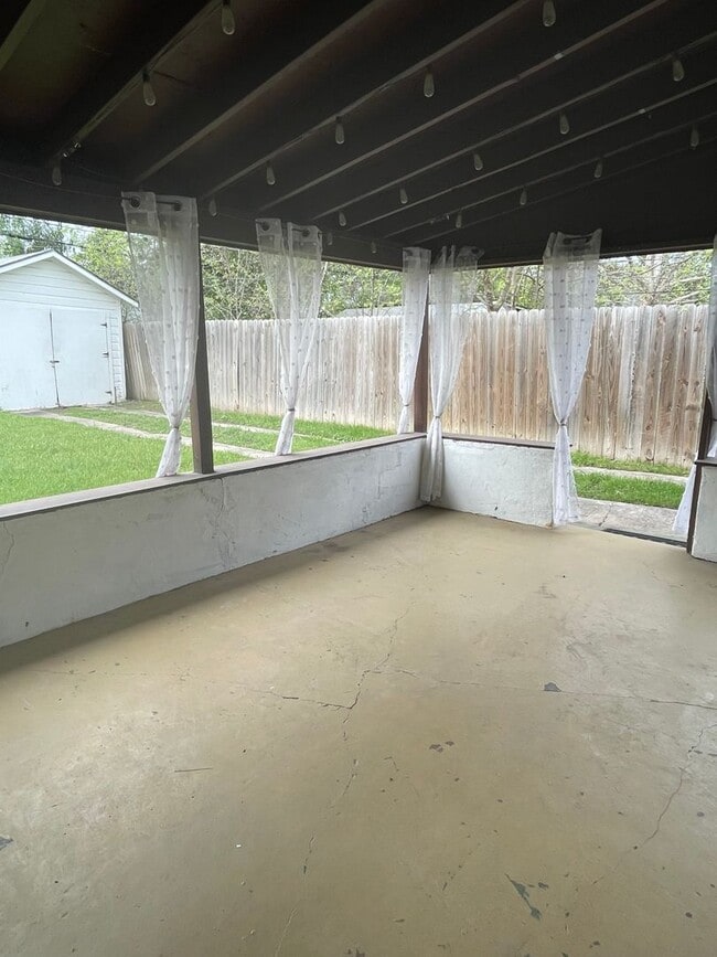 Building Photo - Charming Olmos Park Terrace Rental
