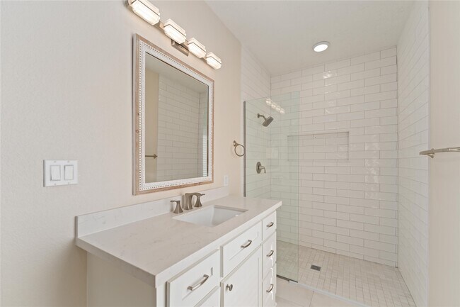 Building Photo - 2631 Persa St
