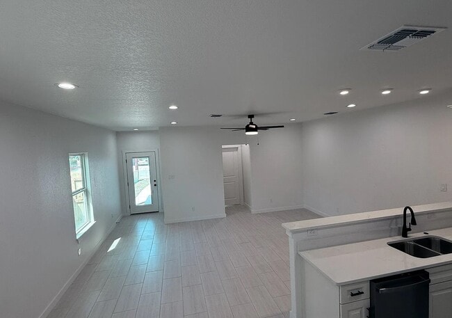 Building Photo - 214 Pima St