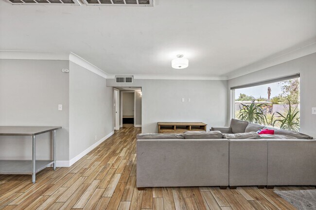 Building Photo - Luxury housing ,Close to U of A! Newly Renovated