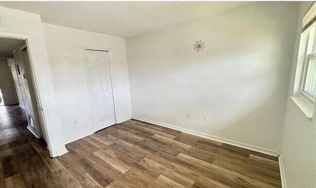 Building Photo - 860 Sky Lake Cir