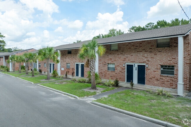 Building Photo - Lake Park Colonial