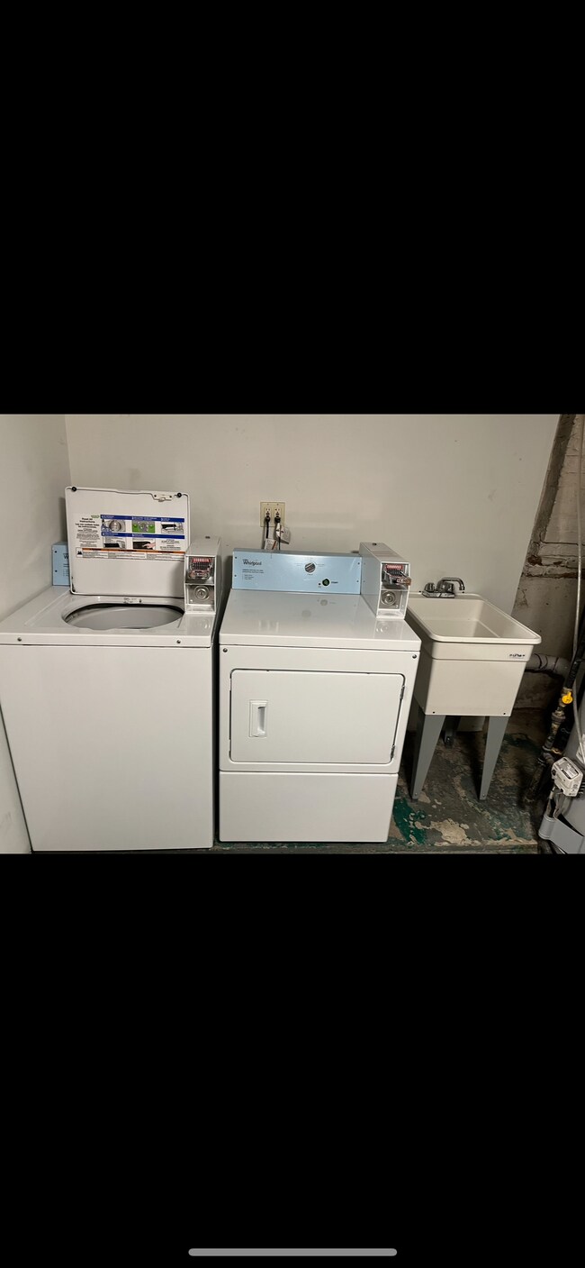 Building Photo - 3145 N Lamon Ave