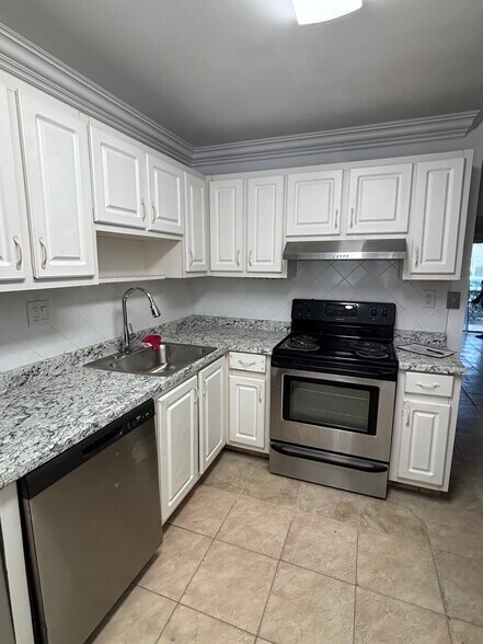 Building Photo - 116 Gardens Dr