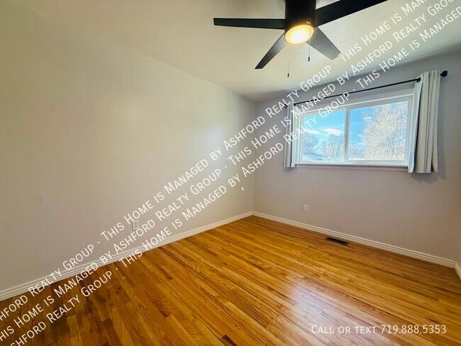 Building Photo - 303 Quebec St