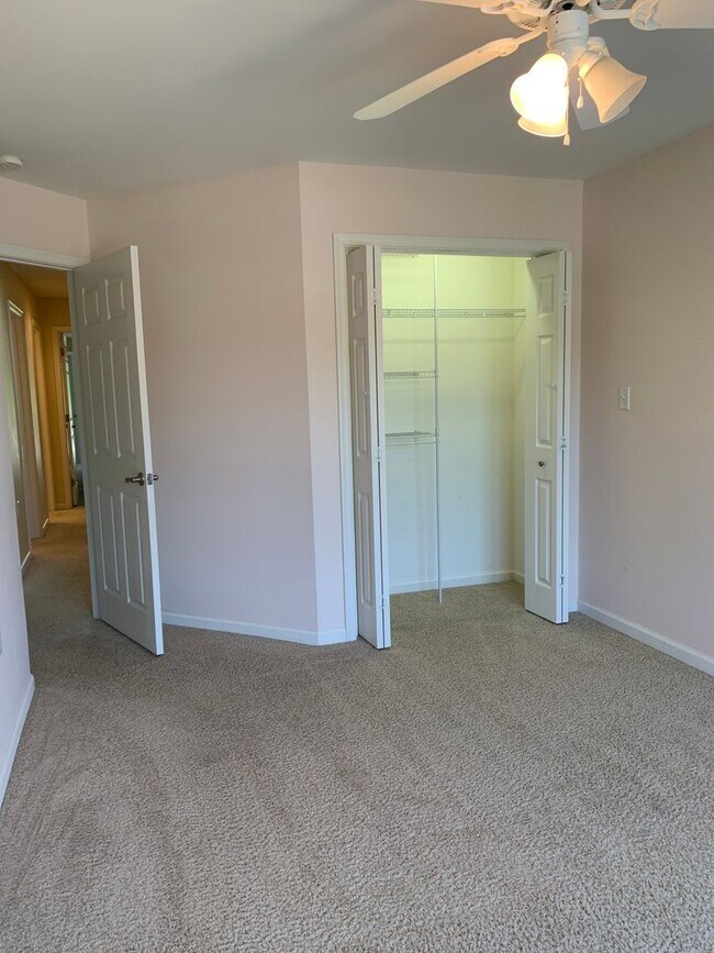 Building Photo - BEAUTIFUL 3 BED/2.5 BATH TOWNHOUSE!!
