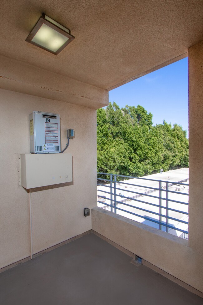 Building Photo - 13429 Vanowen St