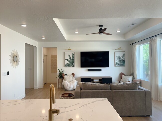 Building Photo - 5741 S Russet Sun Dr