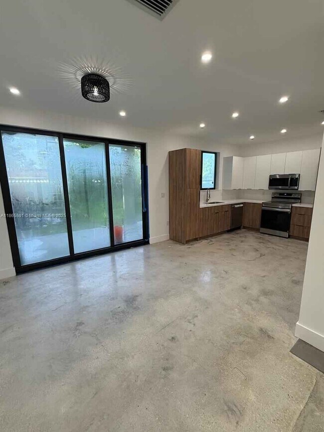 Building Photo - Northwest 99th Terrace, Miami, FL 33147 - 4 BR 3 BA townhouse