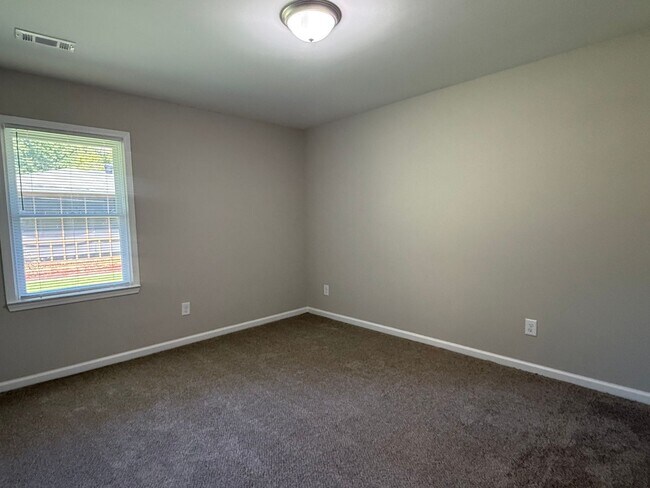 Building Photo - 3 Bedrooms, 2 Bathrooms - Home in North Rome!