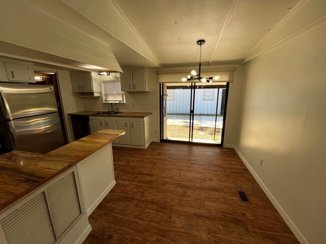 Building Photo - Newly Renovated Small 2BR w/Den Guest House
