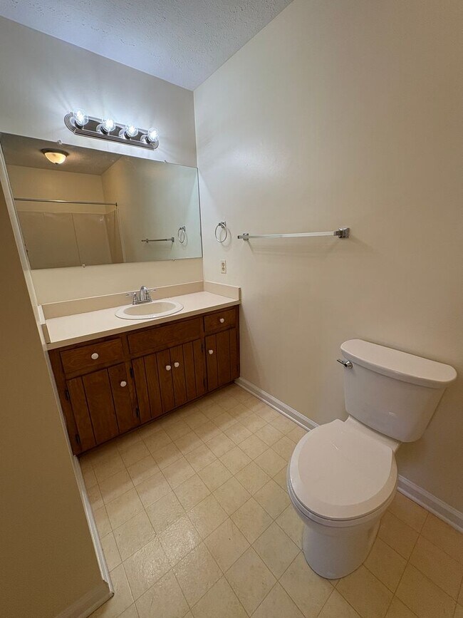 Building Photo - Spacious split level in Campell County near Waterlick/Leesville Rd