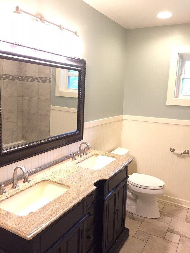 Building Photo - 1218 W White Oak Dr