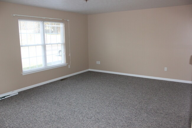 Building Photo - 3 Bedroom, 2.5 Bathroom Duplex for Rent with unfinished walkout basement