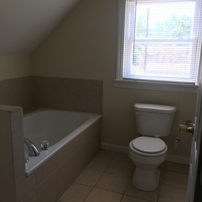 Building Photo - Spacious 3BR/2BA Home off of Taylor Blvd