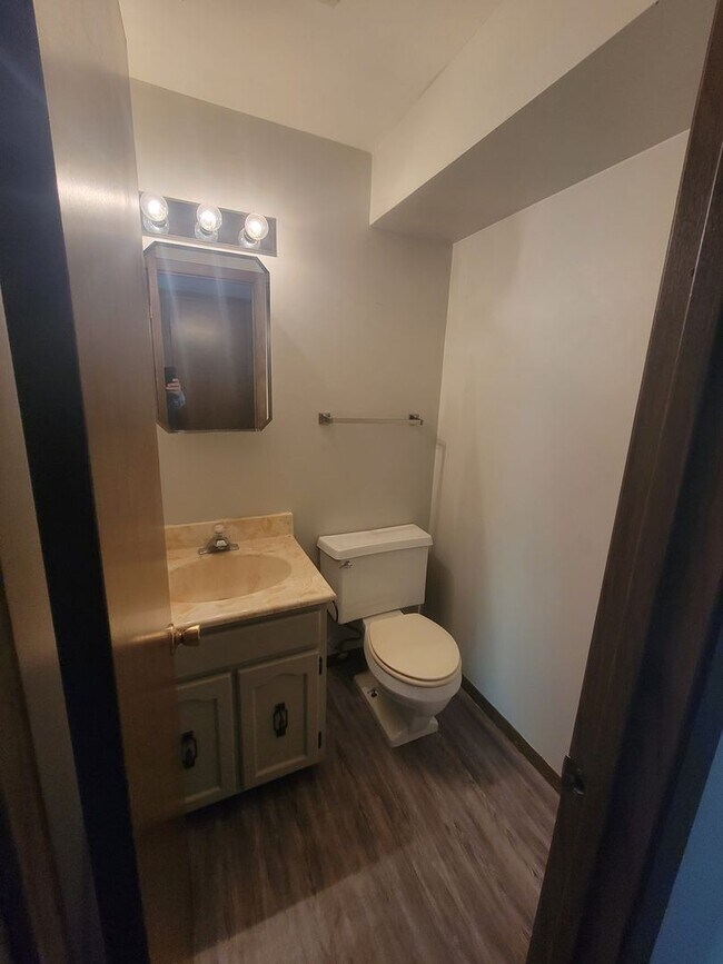 Building Photo - COMING SOON! 2 Bed, 1.5 Bath Duplex!