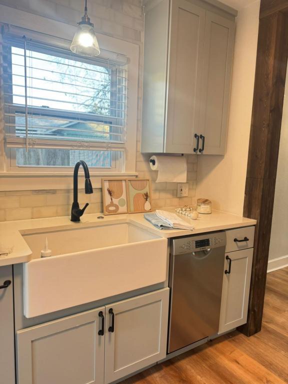 Building Photo - 4133 3rd Ave N