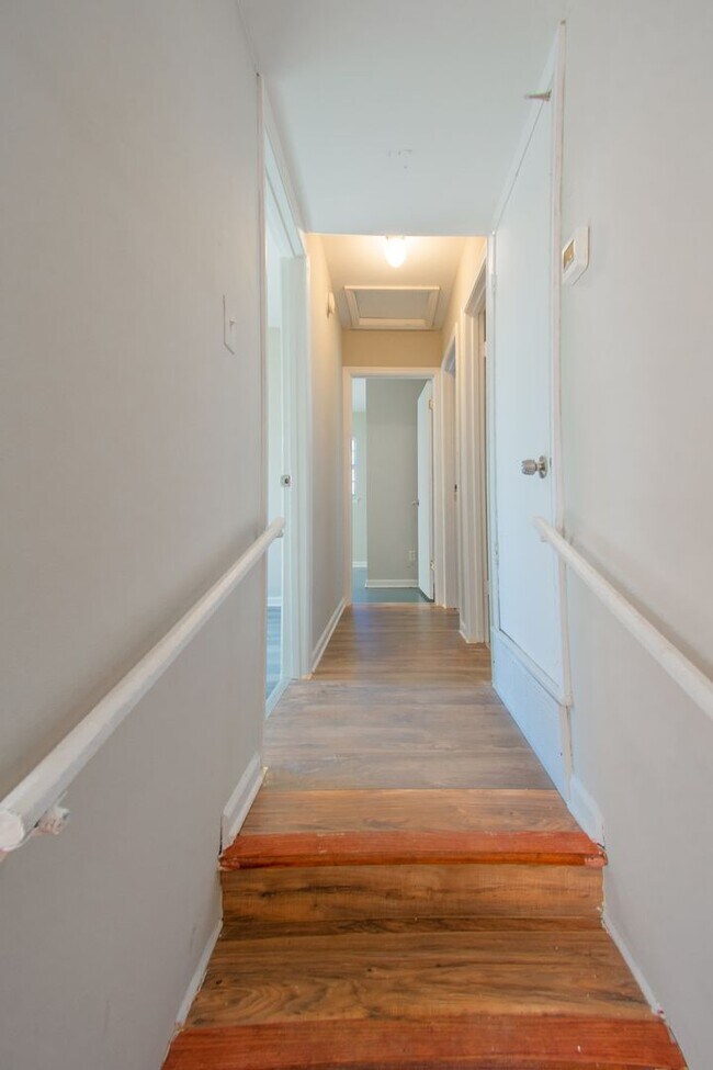 Building Photo - Renovated Rental in Westwood