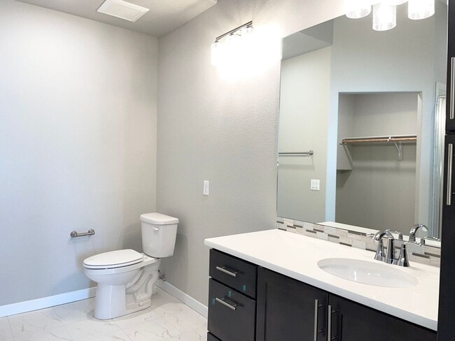 Building Photo - Townhome w/ All the Bells and Whistles!