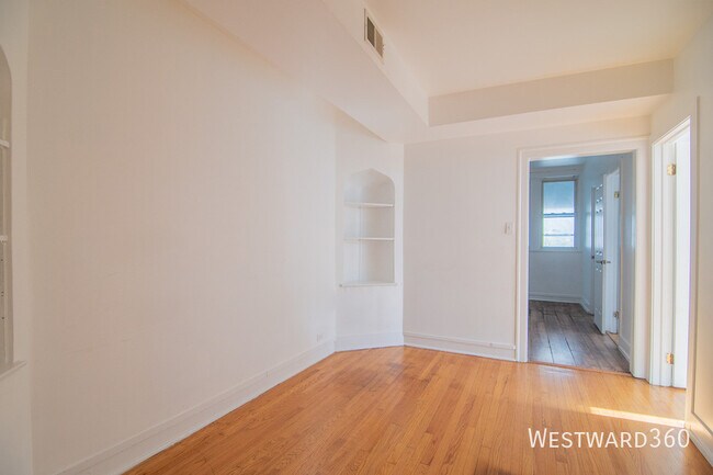 Building Photo - 7833 S Kingston Ave