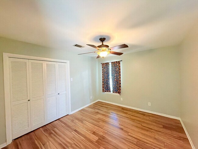 Building Photo - Amazing detached 2/2.5 duplex in Central Austin!!!