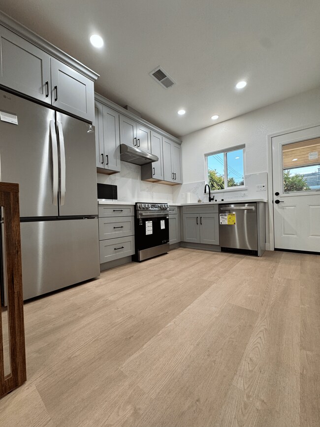 Building Photo - 1053 Brommer St