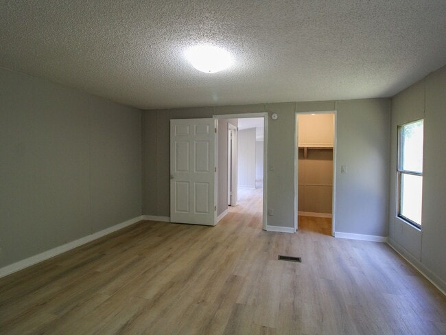 Building Photo - Completely Updated 3BR/2BA Trailer in Musc...