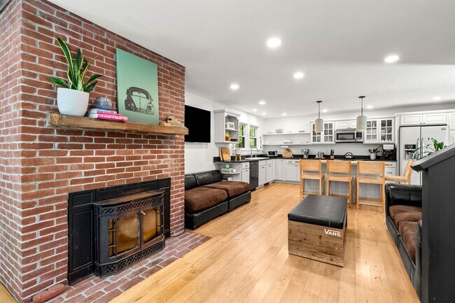Building Photo - 4 Moccasin Ln