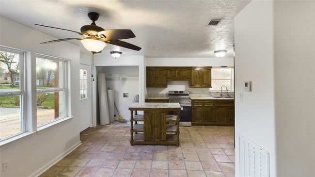 Building Photo - 556 Roanoke Dr